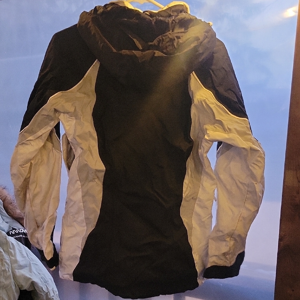 Columbia Women's Black and Cream Rain Jacket - Picture 4 of 7